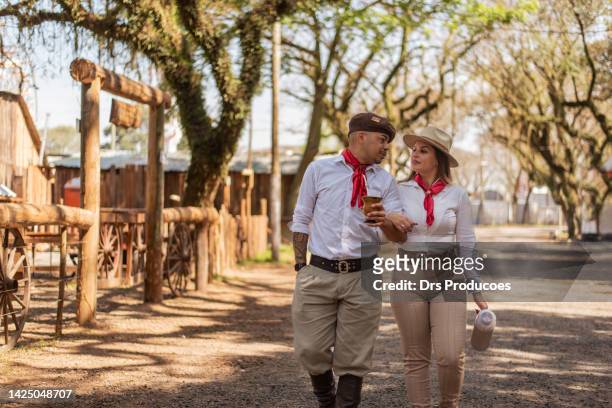 gaucho couple at the farroupilha camp - rio grande do sul state stockfoto's en -beelden