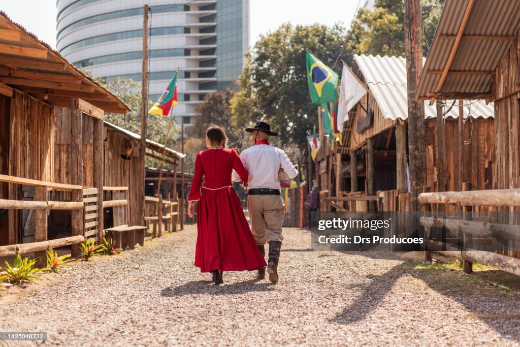 Gaucho-Paar im Farroupilha-Lager