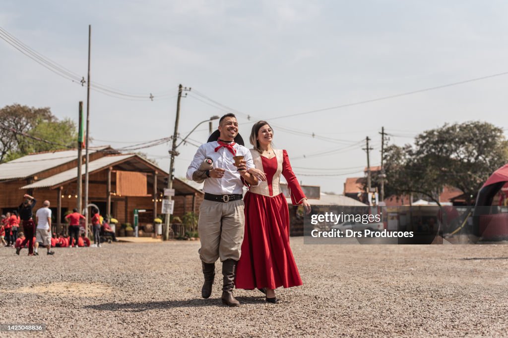 Casal gaúcho no acampamento farroupilha