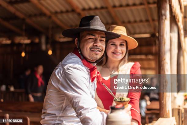 portrait of a gaucho couple at the farroupilha camp - rio grande do sul state stockfoto's en -beelden