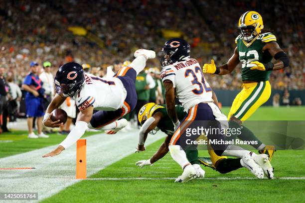 Justin Fields of the Chicago Bears runs for a touchdown during the first quarter gagb at Lambeau Field on September 18, 2022 in Green Bay, Wisconsin.