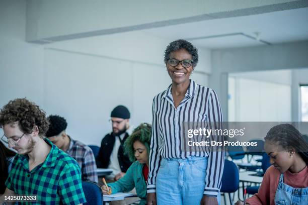 portrait of a teacher in the classroom - estudar stock pictures, royalty-free photos & images