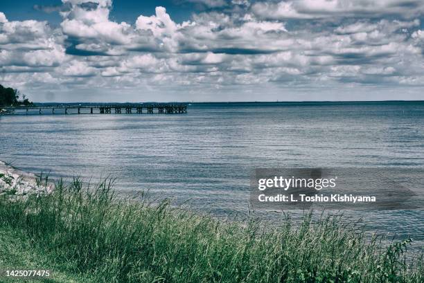 chesapeake bay and pier in maryland - chesapeake bay stock-fotos und bilder
