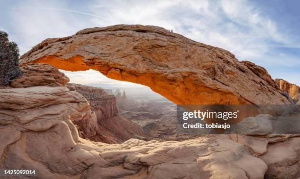 mesa arch lever du soleil - bryce canyon photos et images de collection