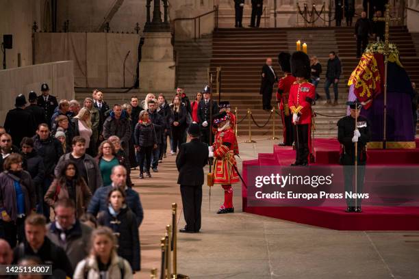 Queue of the last people visiting the coffin of Queen Elizabeth II at the Westminster Hall mortuary on September 19 in London . Thousands of people...