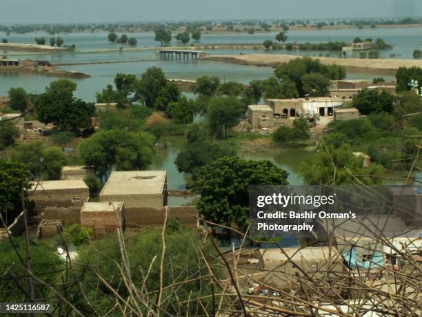 human settlement alongside of river - indus river pakistan stock-fotos und bilder