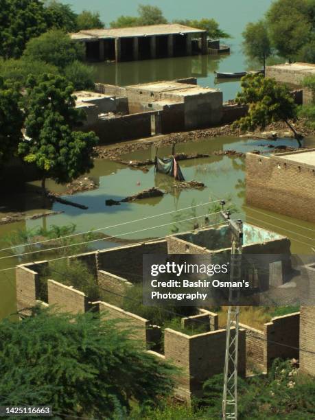 human settlement alongside of river - indus river pakistan stock pictures, royalty-free photos & images