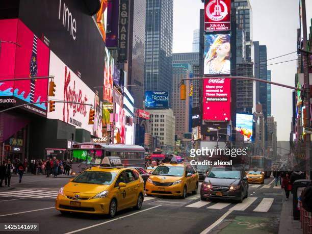 new york city times square yellow taxi in crowded morning traffic - 7th avenue stockfoto's en -beelden