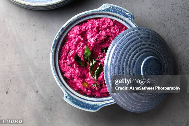 beetroot curry - pflanzliche ernährung stock-fotos und bilder