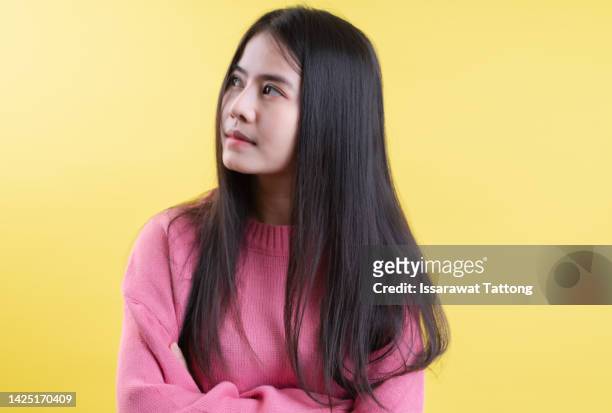 young beautiful woman wearing casual shirt over isolated pink background looking away to side with smile on face, natural expression. laughing confident. - portrait of beautiful brunette woman smile photos et images de collection