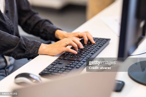primo piano delle mani della donna d'affari usando la tastiera del computer - tastiera di computer foto e immagini stock
