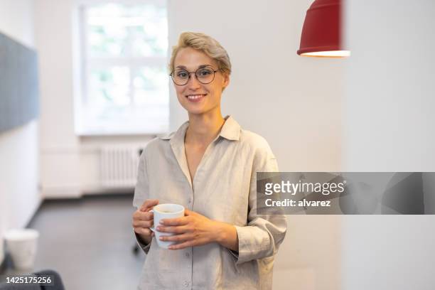 glückliche geschäftsfrau spricht kaffeepause im startup-büro - eyewear stock-fotos und bilder