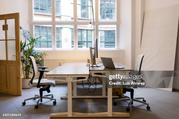 empty coworking desk at startup office - small office stock pictures, royalty-free photos & images