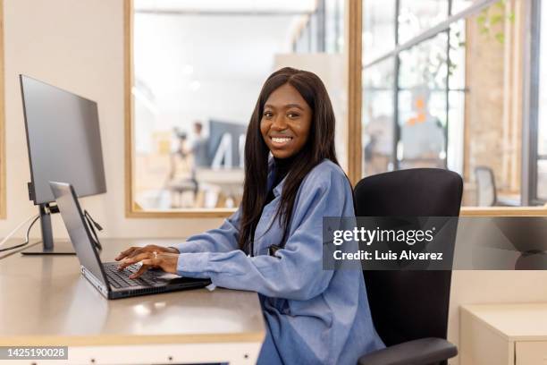 portrait of young african businesswoman working at the office desk - business casual dress code stock pictures, royalty-free photos & images