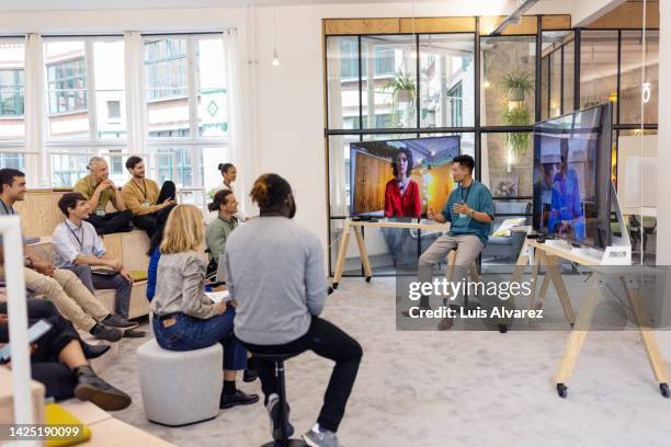 business people having hybrid meeting in office - team workshop stockfoto's en -beelden