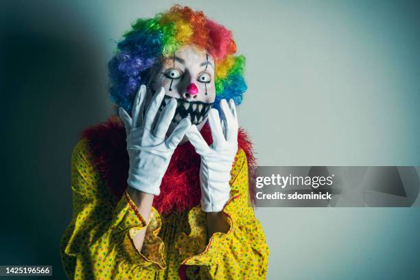 clown spaventoso spaventato - malvagità foto e immagini stock