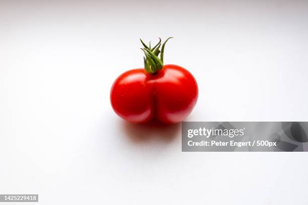 close-up of tomato against white background - gemüse grün stock pictures, royalty-free photos & images
