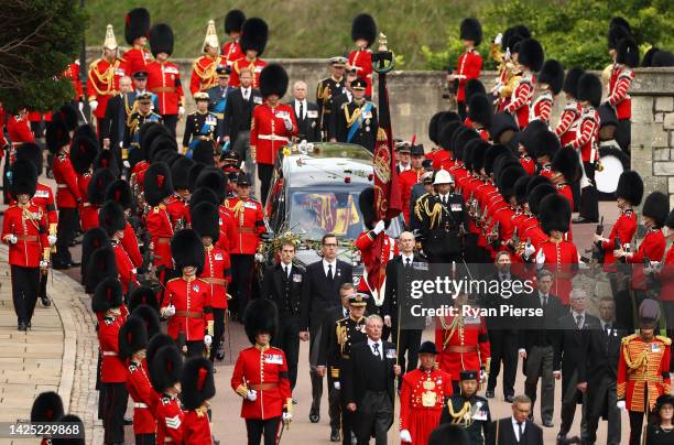 The Royal State Hearse carrying the coffin of Queen Elizabeth II arrives at Windsor Castle for the Committal Service for Queen Elizabeth II on...