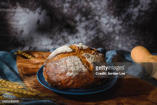artisan sourdough bread still life - pain au levain photos et images de collection