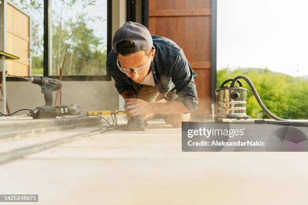 carpintero lijando cubiertas de madera - pulidora fotografías e imágenes de stock