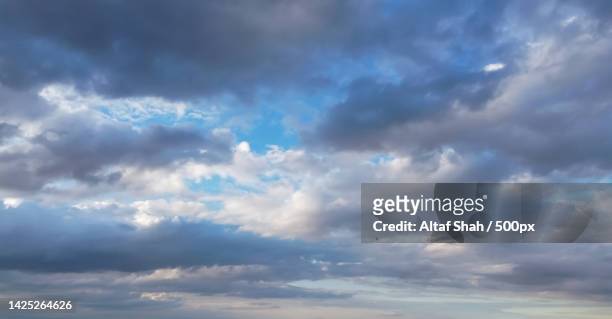 beautiful clouds over british city of england,luton,united kingdom,uk - dramatic sky stock-fotos und bilder