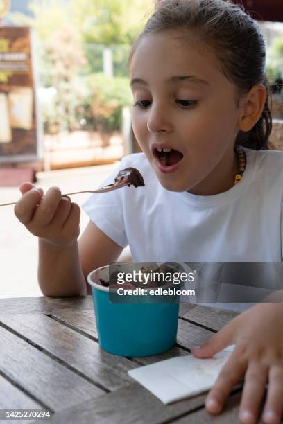 kids eating ice-cream - kid eating ice cream stockfoto's en -beelden