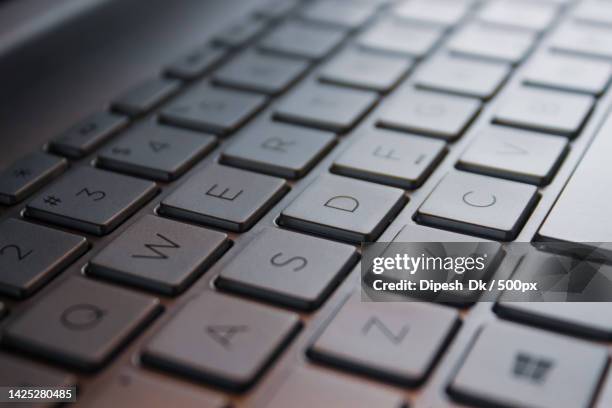 close-up of computer keyboard - computer keyboard fotografías e imágenes de stock