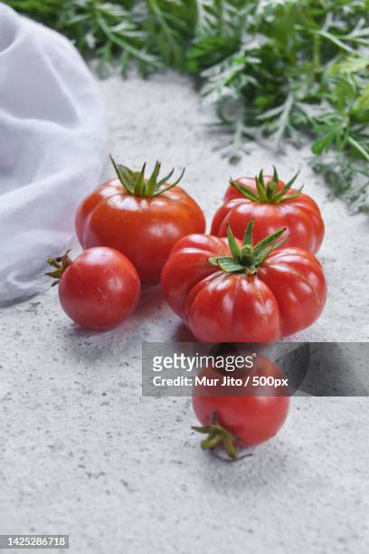 close-up of cherry tomatoes on marble - mur cuisine stockfoto's en -beelden