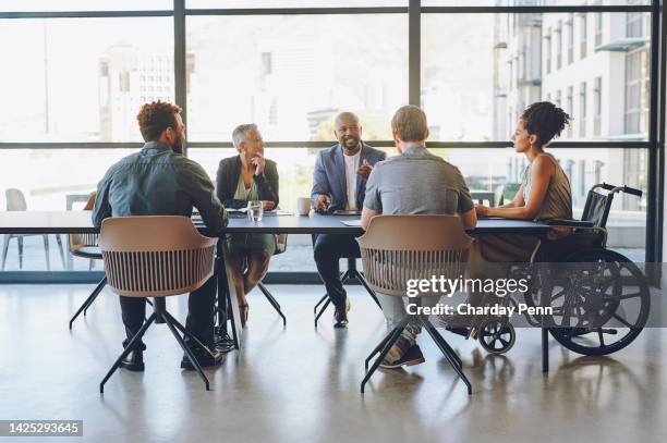 disabilità, diversità e incontro di lavoro con il personale, le persone o la comunicazione del team, pianificazione della strategia aziendale, dell'obiettivo o della missione per kpi. donna in sedia a rotelle in gruppo che parla di inclusione aziendale - multi ethnic foto e immagini stock