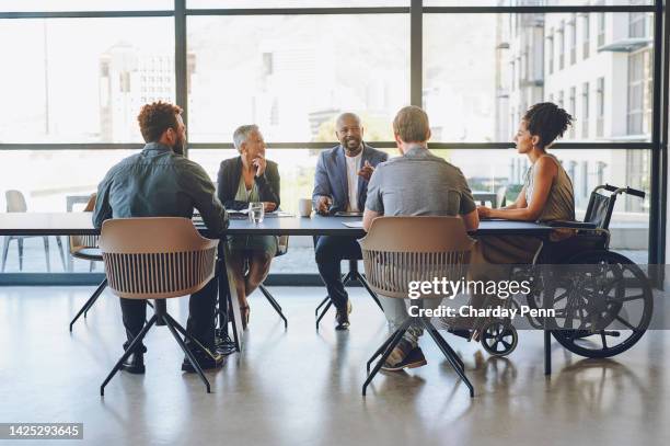 deficiência, diversidade e reunião de negócios com equipe, comunicação de pessoas ou equipe, planejamento de estratégia corporativa, meta ou missão para kpi. mulher em cadeira de rodas em grupo falando de inclusão da empresa - acesso para deficientes - fotografias e filmes do acervo