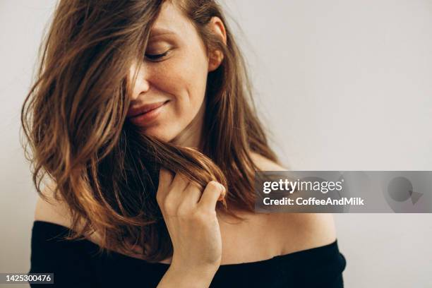 schöne frau - hair model beauty stock-fotos und bilder