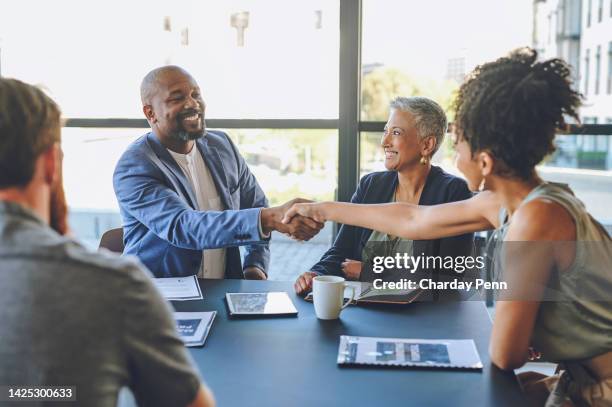 händeschütteln, b2b und ein dankeschön-handschlag bei der zusammenarbeit bei geschäftstreffen nach einer partnerschaftsvereinbarung. vertrag, vielfalt und management begrüßen ein neues teammitglied in einem globalen projekt - thank you phrase stock-fotos und bilder