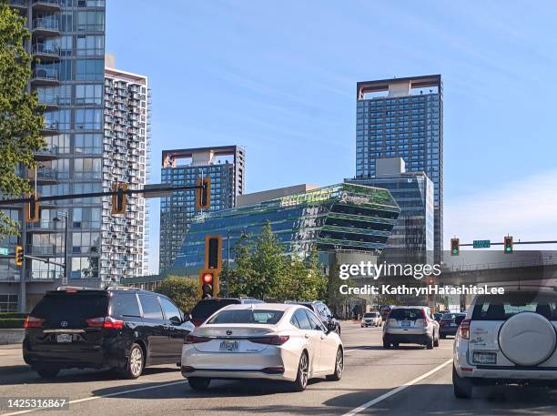 king george boulevard in der innenstadt von surrey, kanada - surrey stock-fotos und bilder