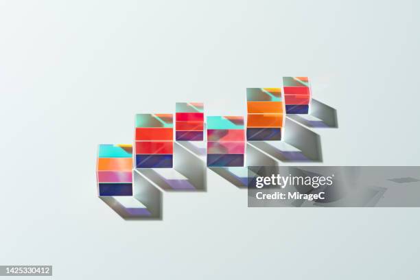 transparent cube prisms arrangement into a line graph - spectre lumineux photos et images de collection