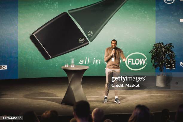 male tech entrepreneur interacting with audience in panel discussion during conference event - conference stage stock-fotos und bilder