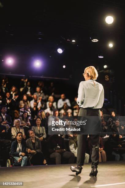 tech entrepreneur interacting with audience in panel discussion at illuminated convention center - interview event stock pictures, royalty-free photos & images