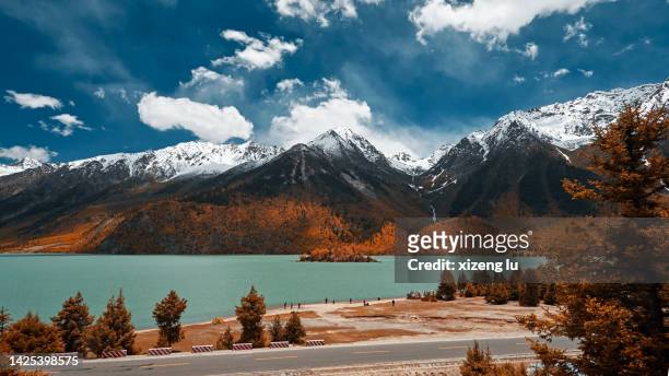beautiful lake in tibet - tibet stock-fotos und bilder