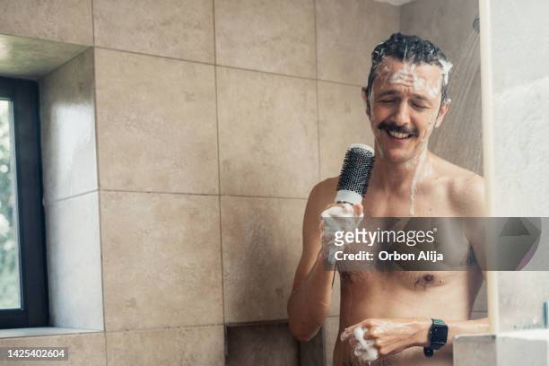 hombre cantando en la ducha - hombre en la ducha fotografías e imágenes de stock