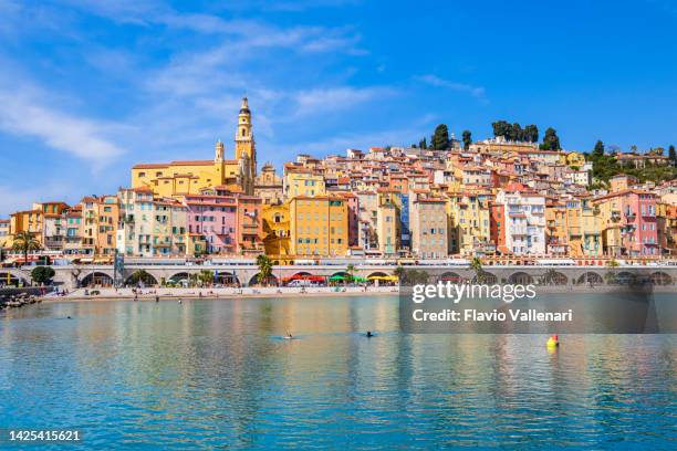 bâtiments colorés de menton dans la riviera français - maritime photos et images de collection