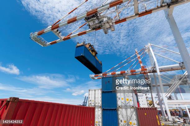 port cargo operation - 造船所 ストックフォトと画像