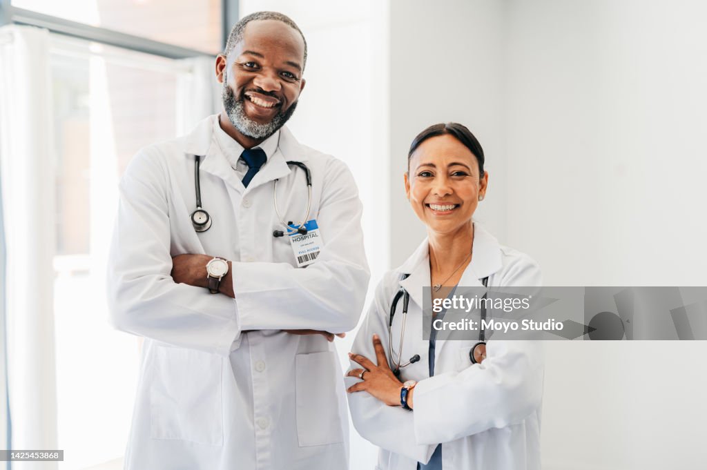 Médico, médico e médico homem e mulher com sorriso e liderança confiante no hospital. Retrato de equipe feliz, confiança e sucesso médico profissional trabalhador ou funcionário para capacitação em clínica