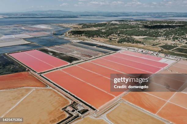 saltfield en francia - bouches du rhone fotografías e imágenes de stock