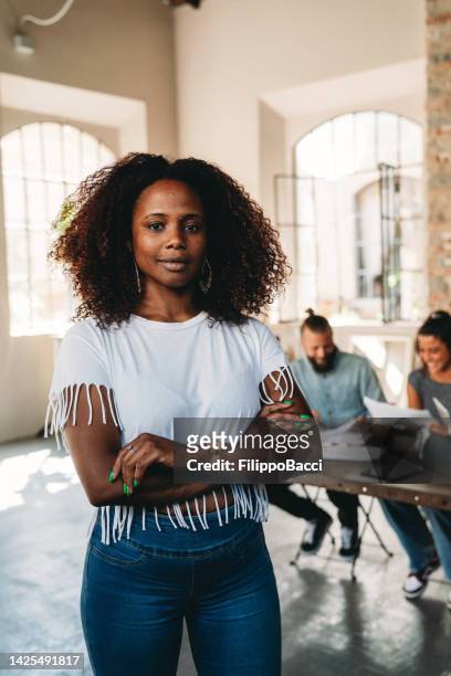 portrait d’une femme aux cheveux afro dans son bureau - professional occupation photos et images de collection