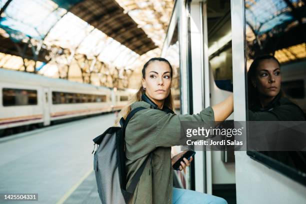 woman getting in a train - einsteigen stock-fotos und bilder