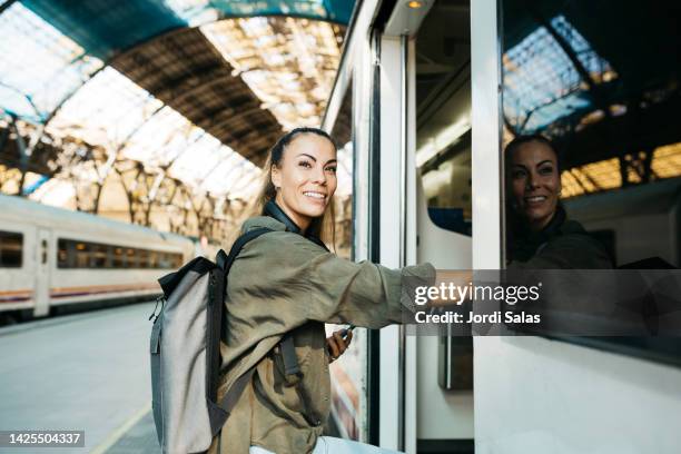 woman getting in a train - einsteigen stock-fotos und bilder