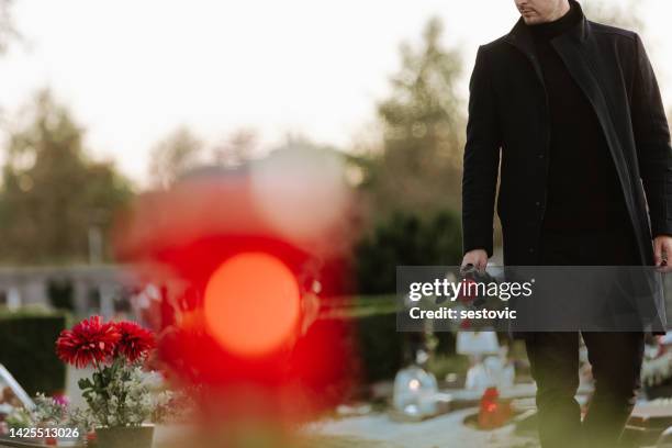 mann auf dem friedhof - funeral grief flowers stock-fotos und bilder