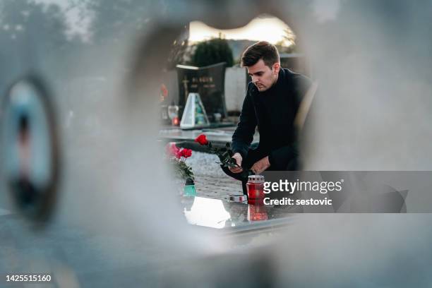 mann auf dem friedhof - funeral grief flowers stock-fotos und bilder