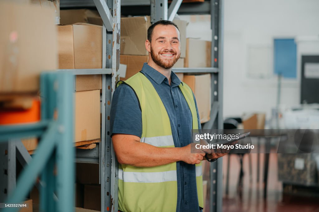 Logistiker, Mitarbeiter und Mann planen Online-Bestellungen auf Tablet, Versandfrachtlieferungen im Web und Handel mit internationalen Mitarbeitern. Porträt eines glücklichen Kuriers mit Lächeln in der Produktionsstätte