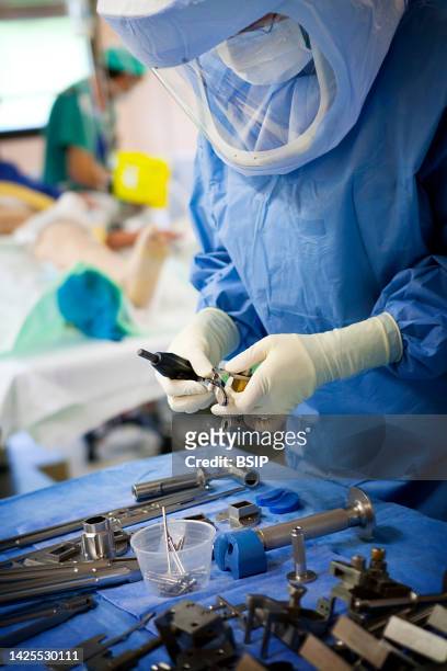 orthopedic surgery - knee replacement surgery stock pictures, royalty-free photos & images