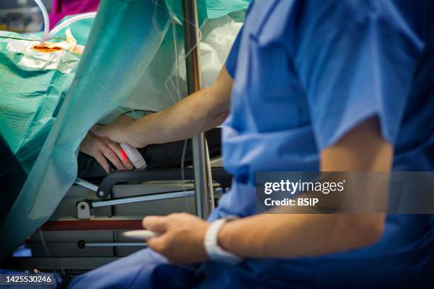 surgery under hypnosis - hypnotherapy stock pictures, royalty-free photos & images